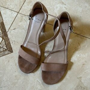 Nude suede heels 🥞
